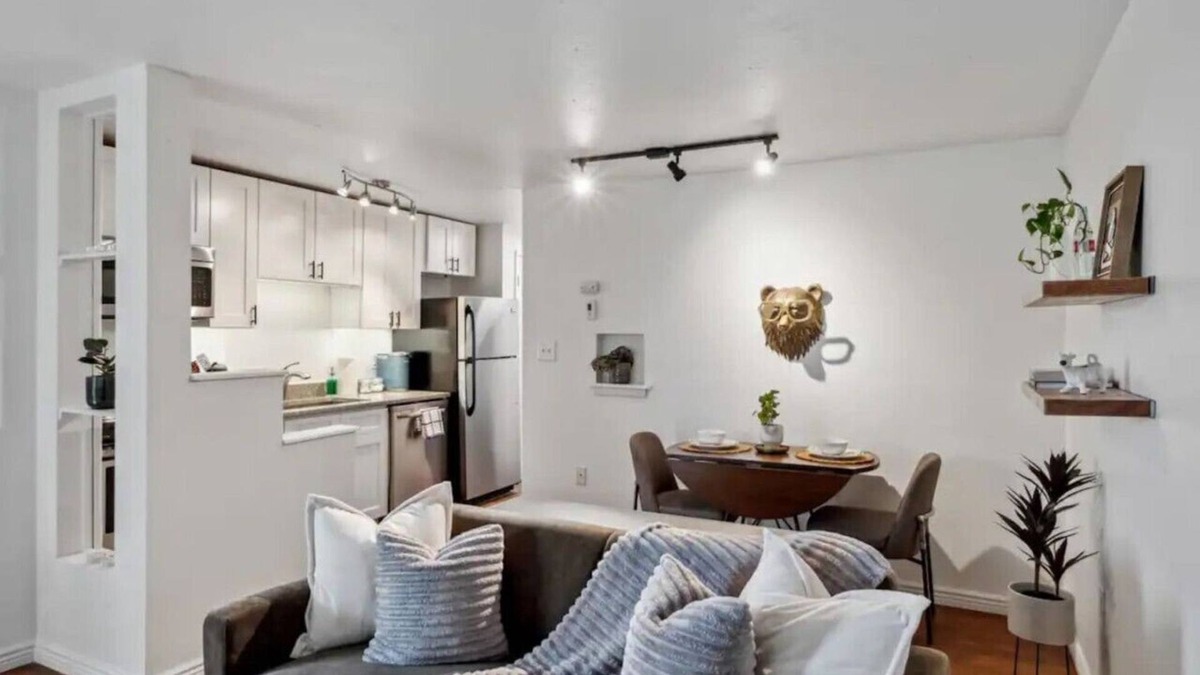 Englewood Apartment | Modern 1/1 Walkable &Lux Bedding