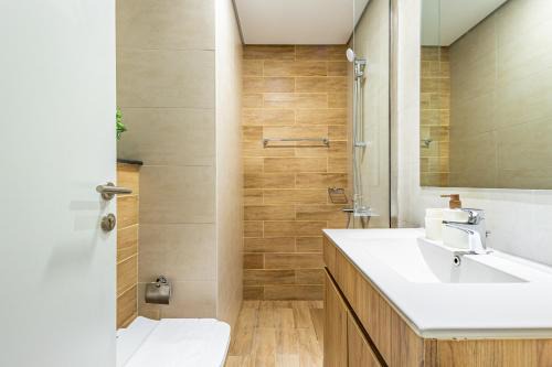 Abu Dhabi Apartment | Modern 1 BDR - Maryah Island - Full Canal Views - ADGM - Galleria - Cleveland - Heart of Abu Dhabi
