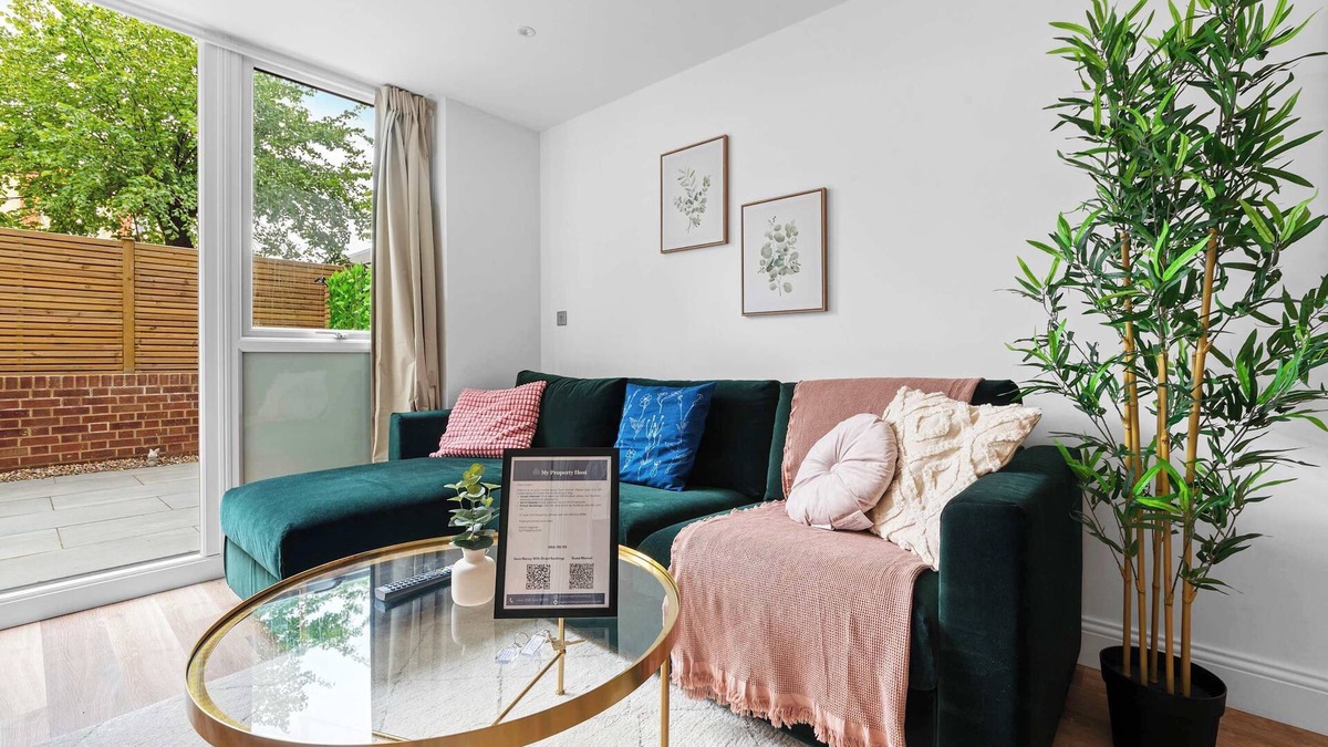 Gravesend Apartment | Modern 1 Bed Apartment with Garden in Gravesend