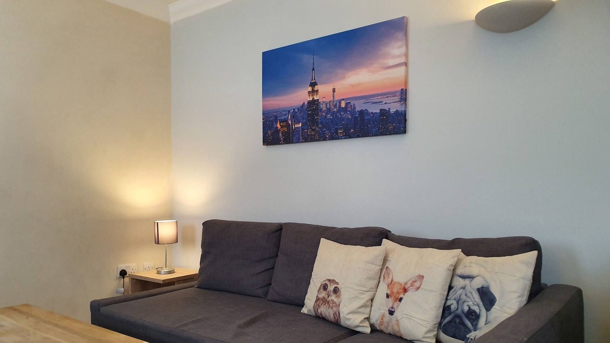Swindon Apartment | Modern 1 Bed in Old Town. Ideal for Food & Drink!