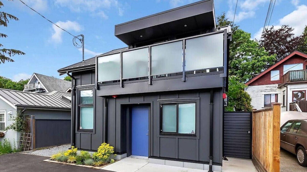 Riley Park-Little Mountain House | Modern 1 Bed Laneway House - by VGH & City Hall