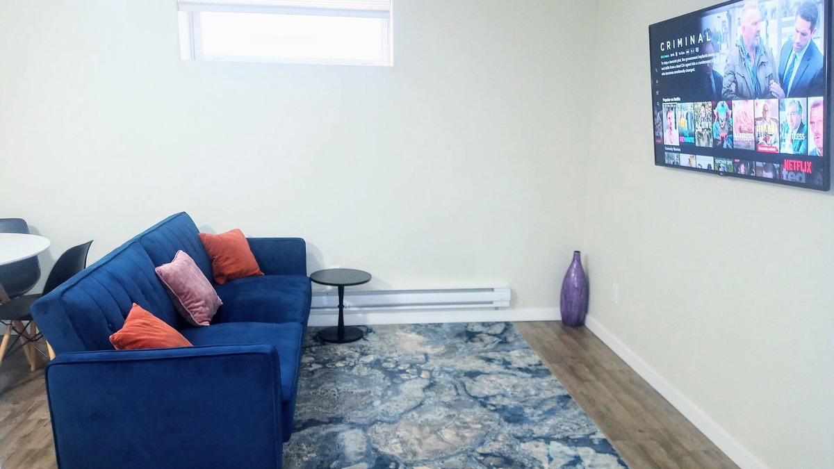 Regina Apartment | Modern 1 bedroom apartment with garage in serene Habour Landing, Regina.