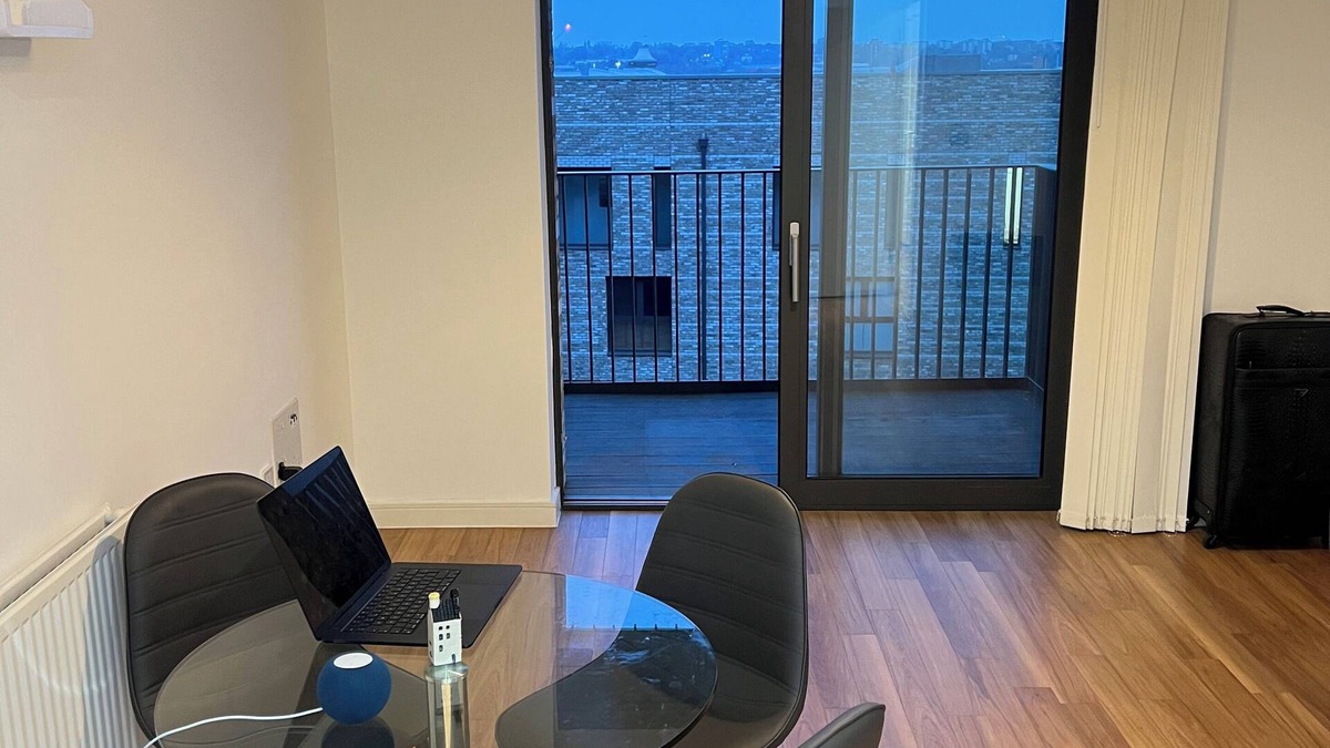 Royal Docks Apartment | Modern 1 bedroom by Thames w balcony-1 min to DLR, easy access to central London