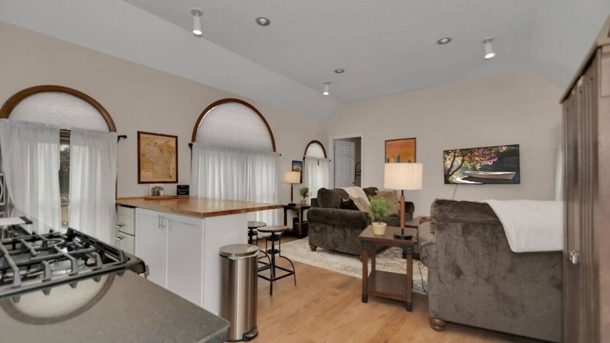Bay View House | Modern 1 Bedroom Unit Near Central Bay View MKE