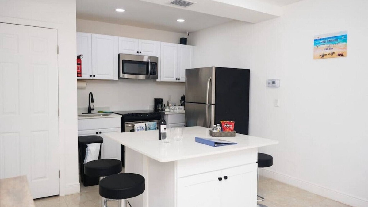 Ortona North Condo | Modern 1 bedroom w/2 beds sleeps 5 beach access!