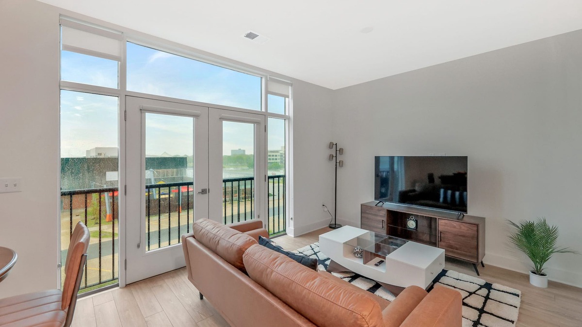 Wichita Apartment | Modern 1BR APT in DT with Infinity Pool & Sauna