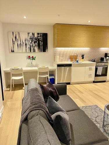 Cote-Des-Neiges—Notre-Dame-De-Grace Apartment | Modern 1BR Condo w Balcony Free Parking & Gym Near Metro & Downtown