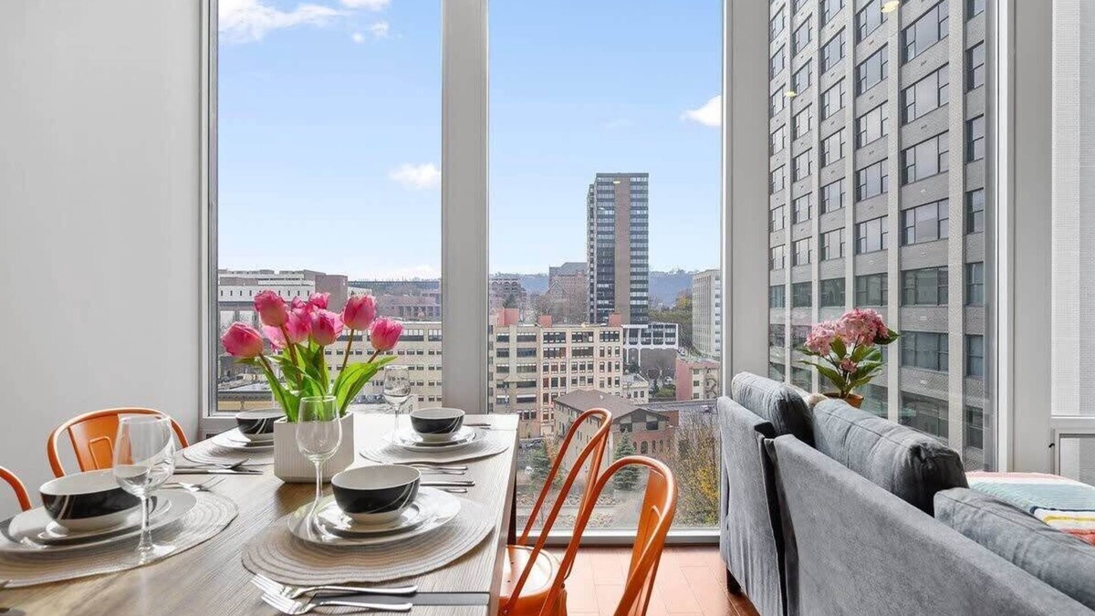 Downtown Pittsburgh House | Modern 1BR | FREE Parking | Gym | Skyline Views