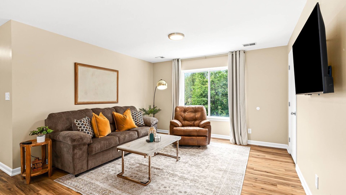 Roseville Apartment | Modern 1BR Upper Flat | King Bed + In-Unit Laundry