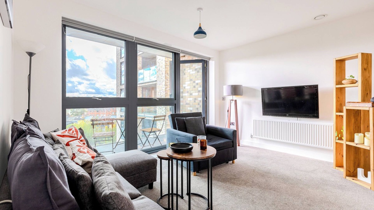 Thamesfield Apartment | Modern 1BR w/balcony & city view, Wandsworth