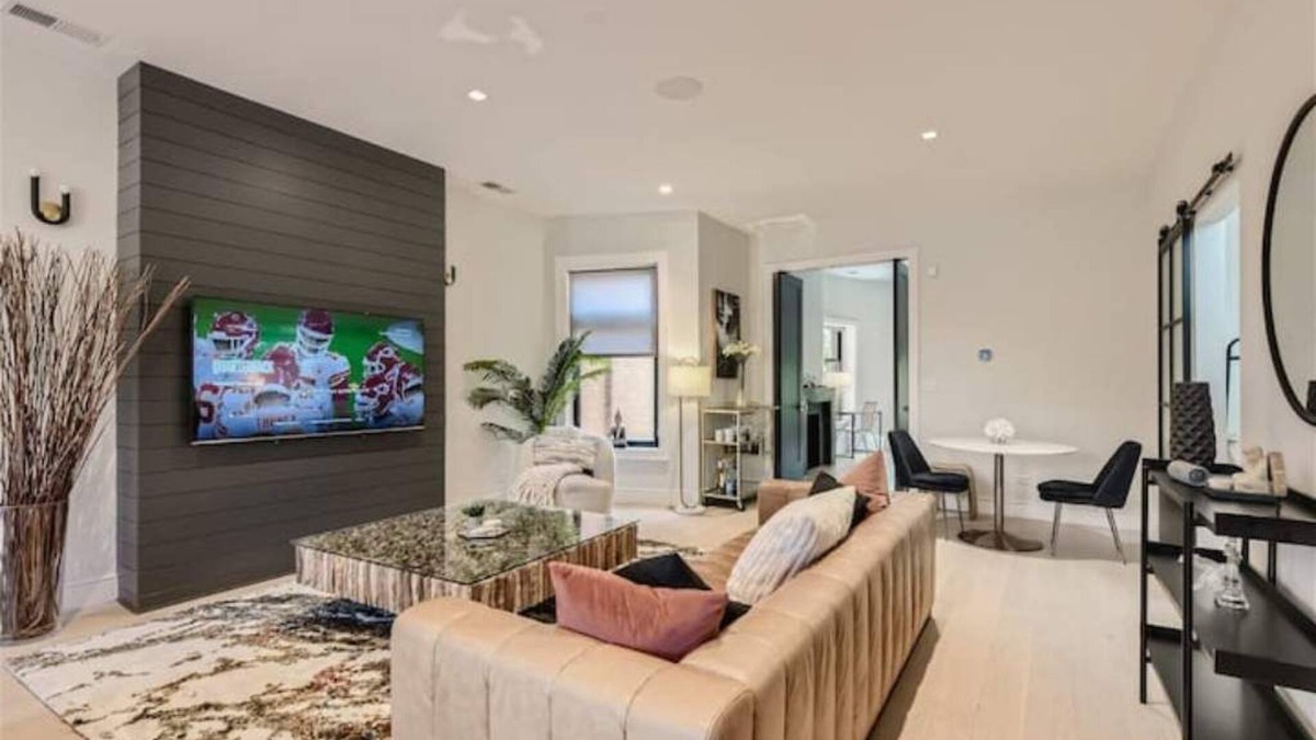 Hyde Park Condo | Modern 2-Bdrm Condo - Private Patio - In Unit Laundry