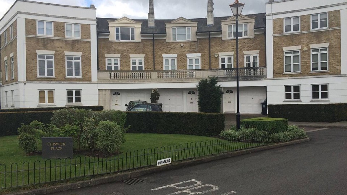 Chiswick Riverside Apartment | Modern 2 Bed-2 bathroom flat in London Chiswick Zone 2