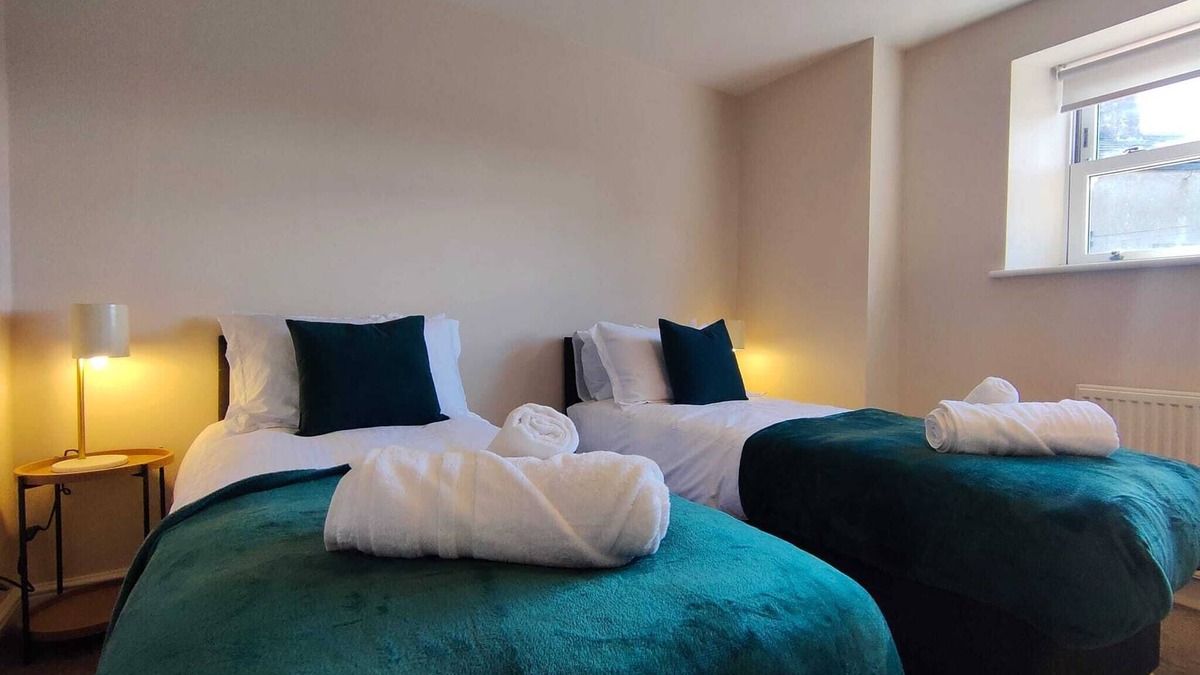 Ogden Apartment | Modern 2-Bed Apartment , Heart of Queensbury. Great Walks Nearby!