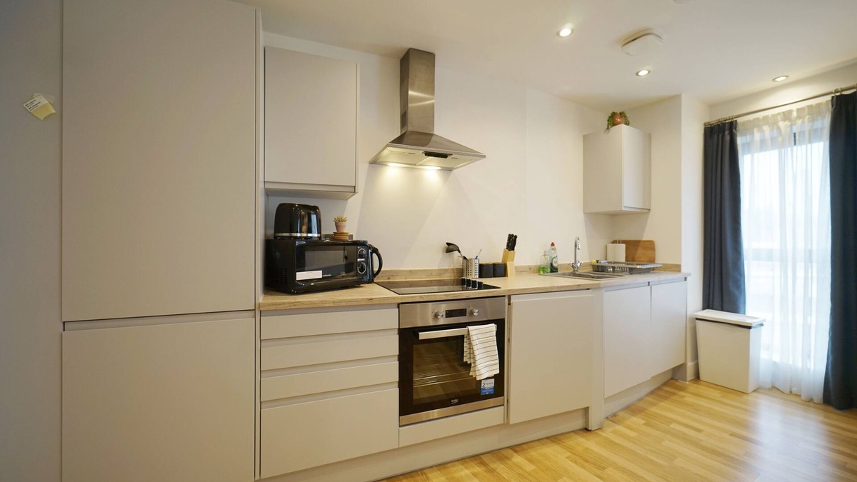 Leeds Apartment | Modern 2 Bed Apartment W/Juliet Balcony - DHB Stays