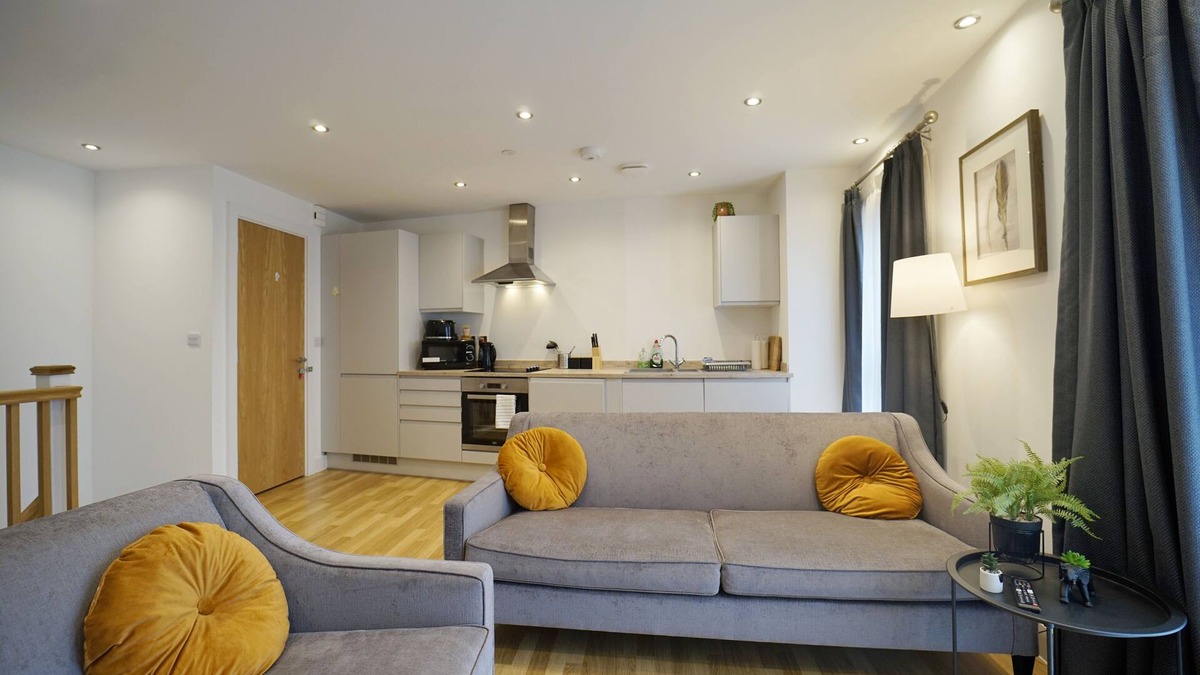 Leeds Apartment | Modern 2 Bed Apartment With Juliet Balcony - DHB Stays