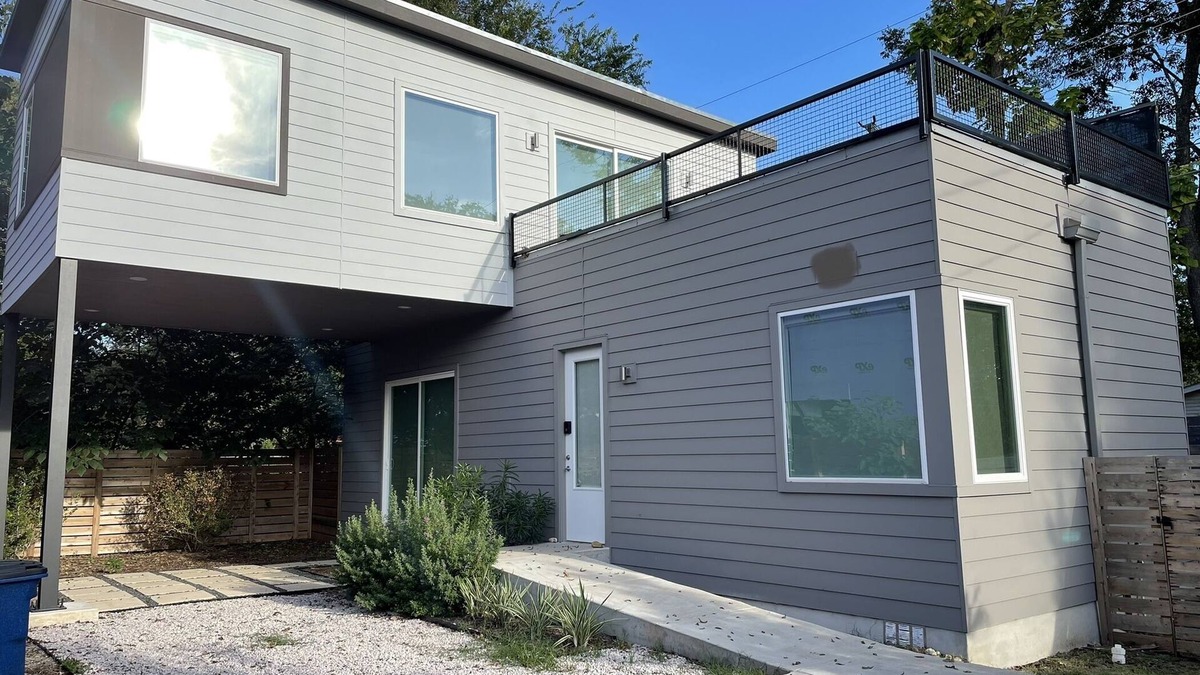 South Manchaca House | Modern 2 bed/bath home in South Austin, 10 minute drive to DT and Airport