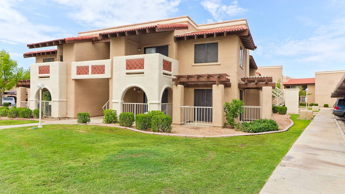 Glendale Condo | Modern 2 Bed Condo 2 Baths Over Looking the Pool Great for Traveling Nurses