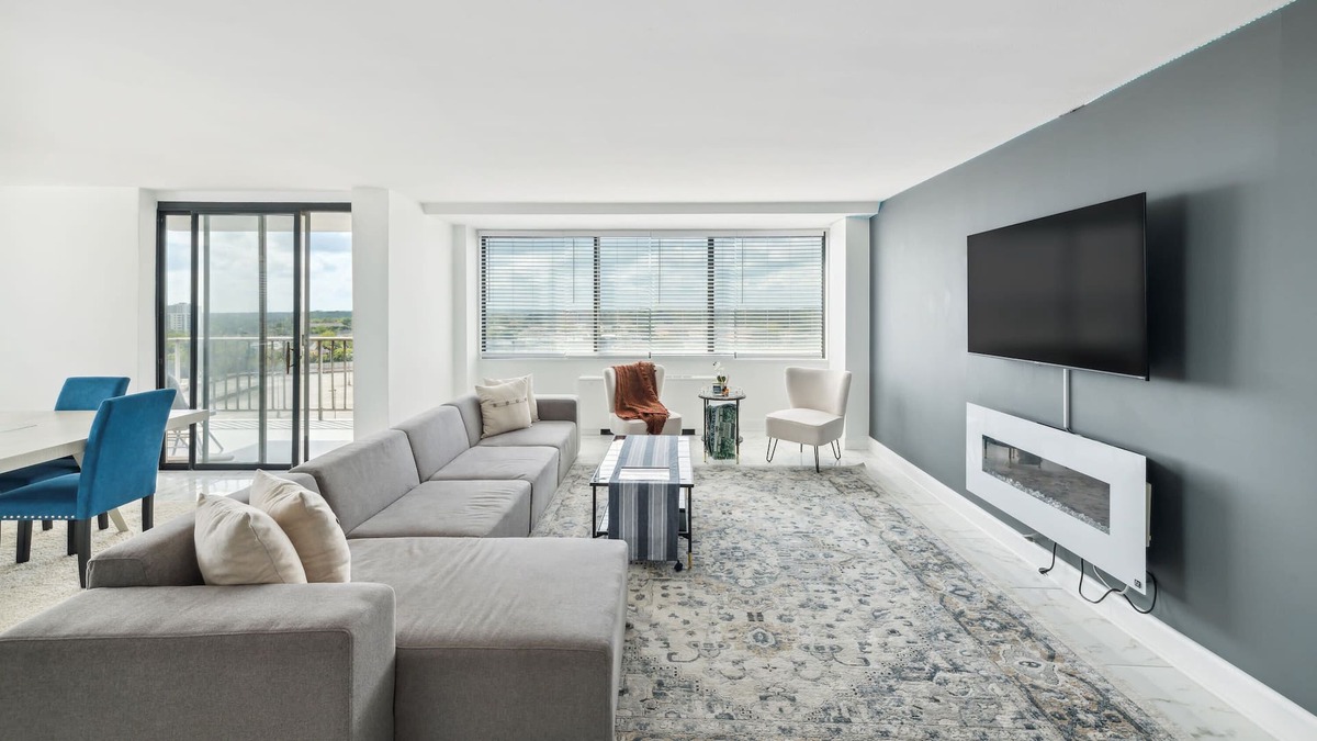 Alexandria West Apartment | Modern 2-Bed Condo: Close to DC Monuments & More!