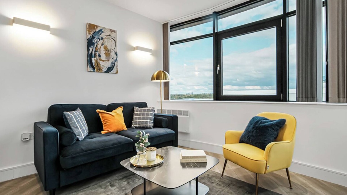 Syon Apartment | Modern 2-Bed Flat w Private Parking by Kew Gardens and 20 Min to Heathrow & City