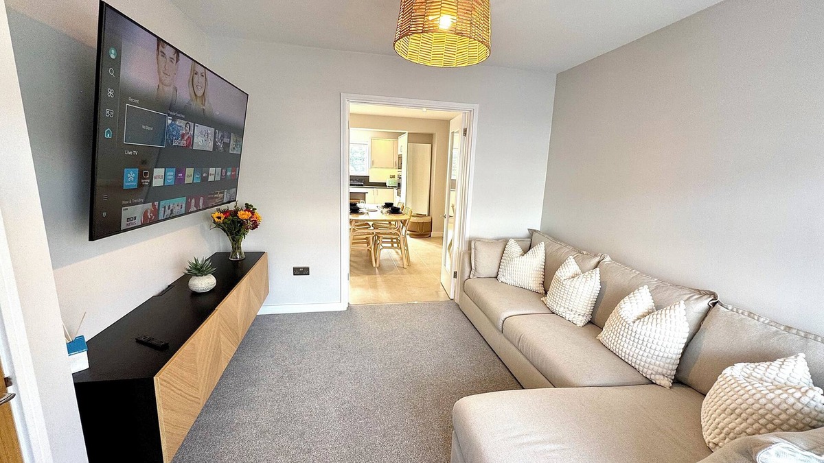 Acresford House | Modern 2-bed house, Coventry with EV charger