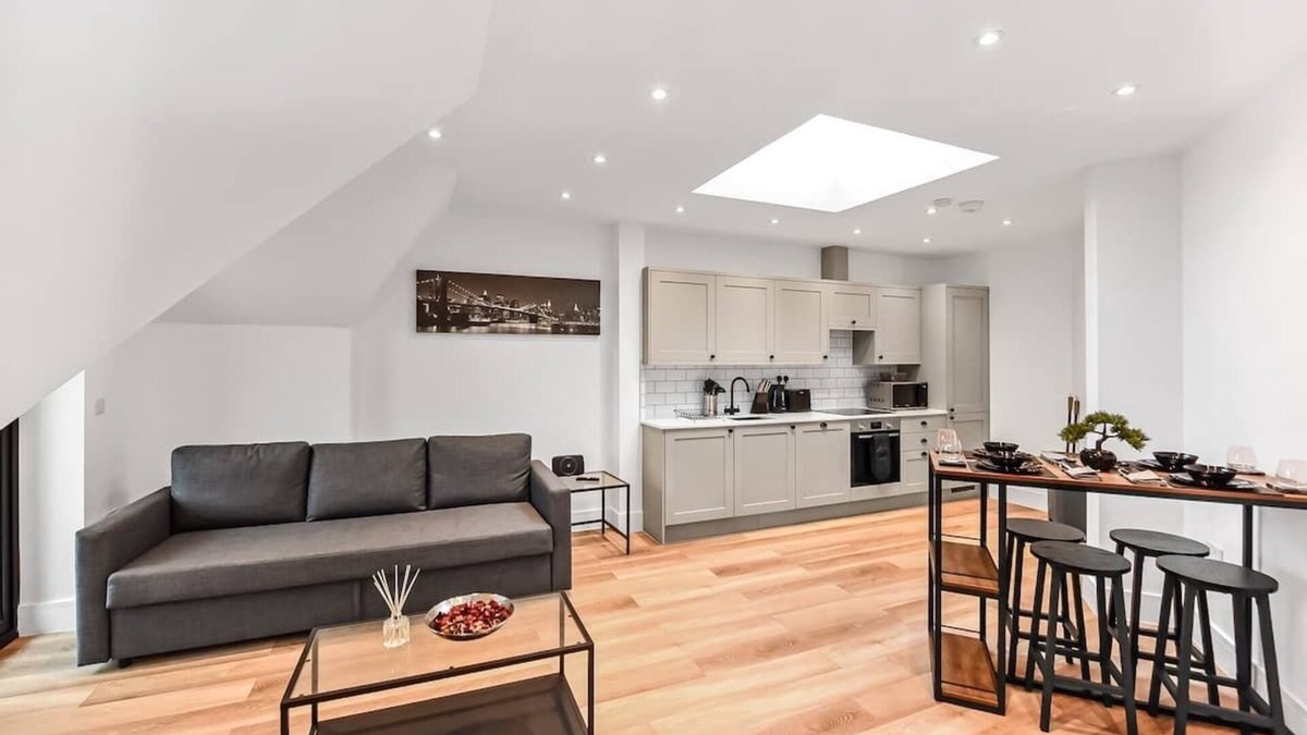 Addiscombe Apartment | Modern 2 Bedroom Stay, Balcony, East Croydon