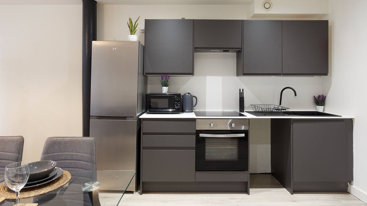 Bradford Apartment | Modern 2-Bedroom with 75" TV & Free Wi-Fi
