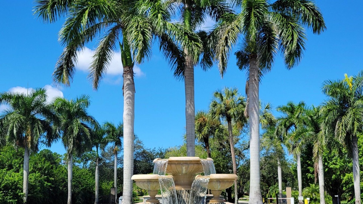 Fountain Lakes Condo | Modern 2 bedroom/2 bath condo with pool, and free golf in delightful Estero.