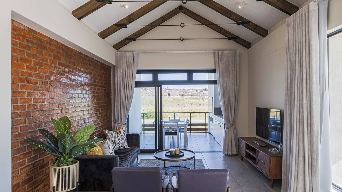 Jeffreys Bay Apartment | Modern 2-bedroom apartment in Jeffreys Bay situated in secure Beach Estate
