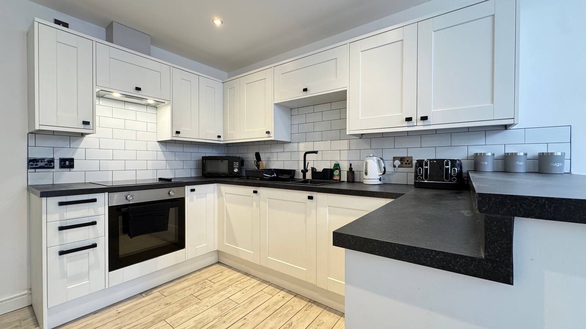 Doncaster Apartment | Modern 2 Bedroom Apartment | Near Hospital & Races