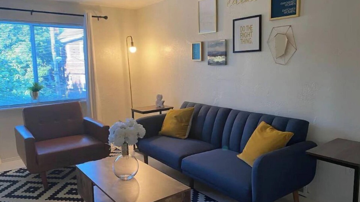 Swissvale Apartment | Modern 2 Bedroom Apartment Close to Shopping
