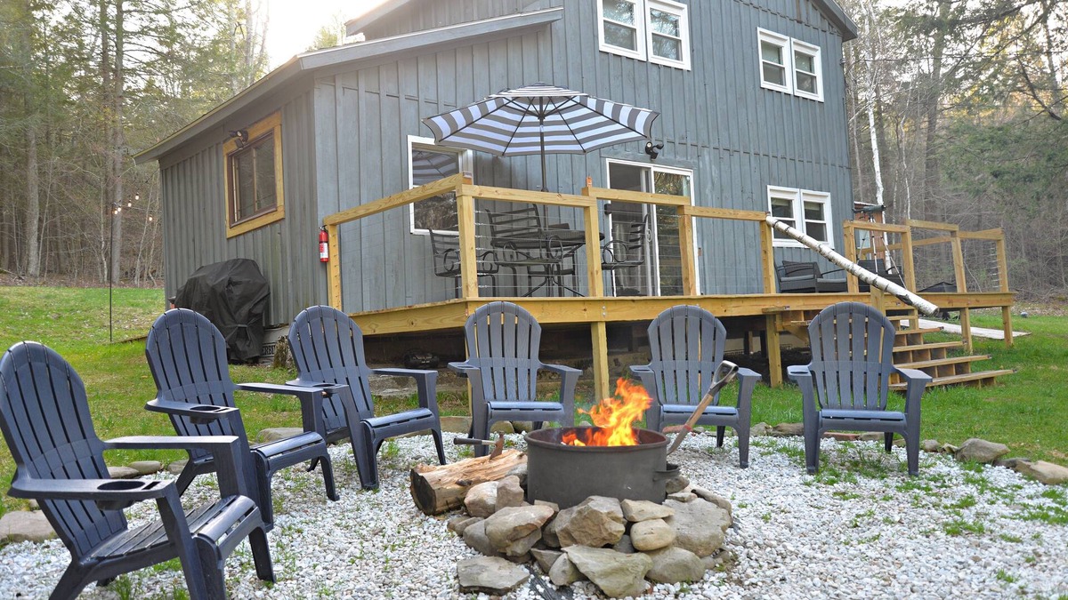 Gilboa House | Modern 2 bedroom, family-friendly house with 5 acres near pool, hiking + biking