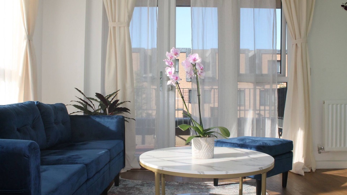 London Borough of Hounslow Apartment | Modern 2-Bedroom Flat with Balcony