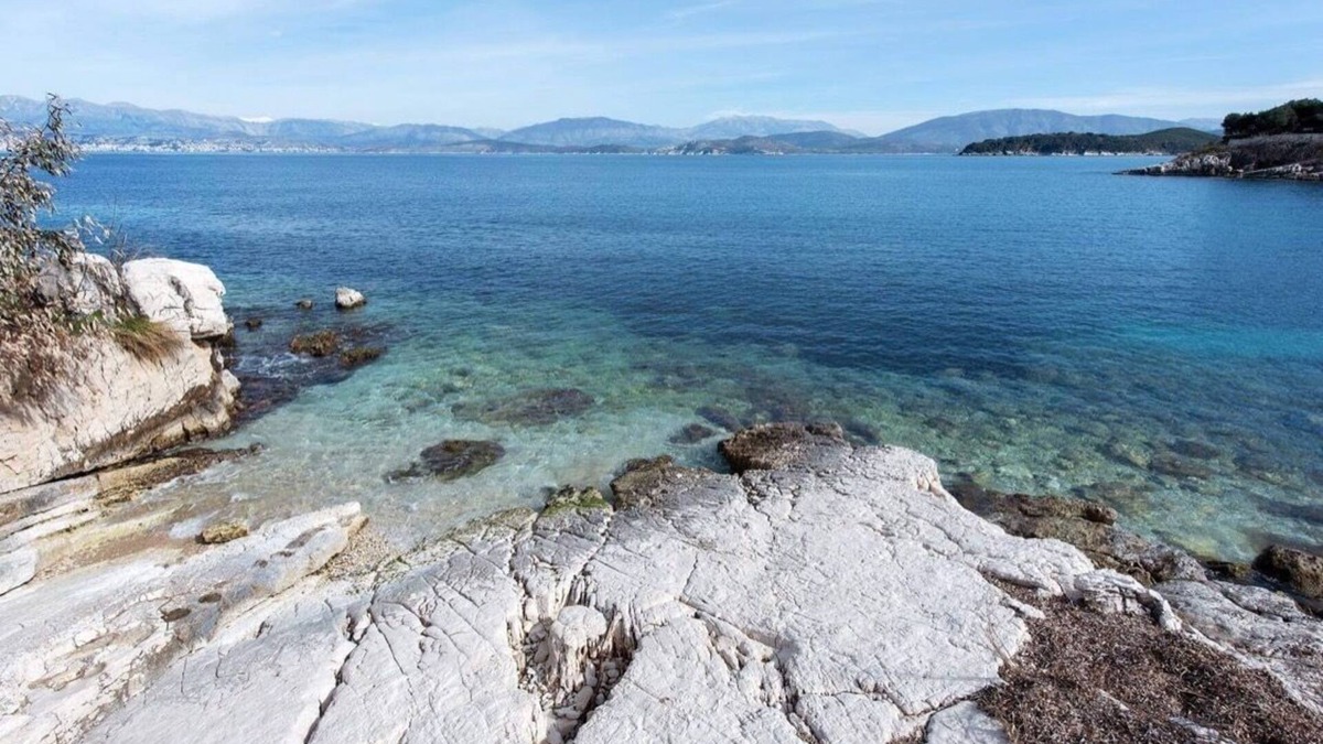 Kassiopi Apartment | modern 2 bedroom fully furnished apartment over looking the harbour of Kassiopi