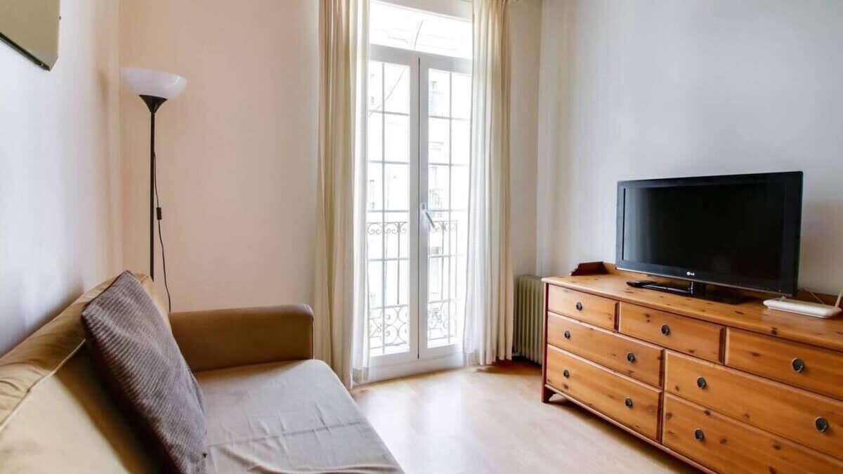El Poble-sec Apartment | Modern 2 Bedroom in Poble Sec, 7 Minutes to Metro