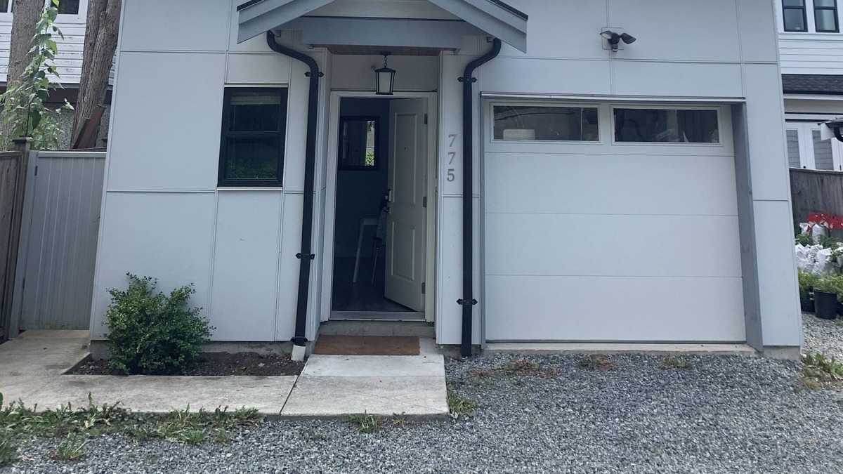 Riley Park House | Modern 2 bedroom laneway home in Fraserhood