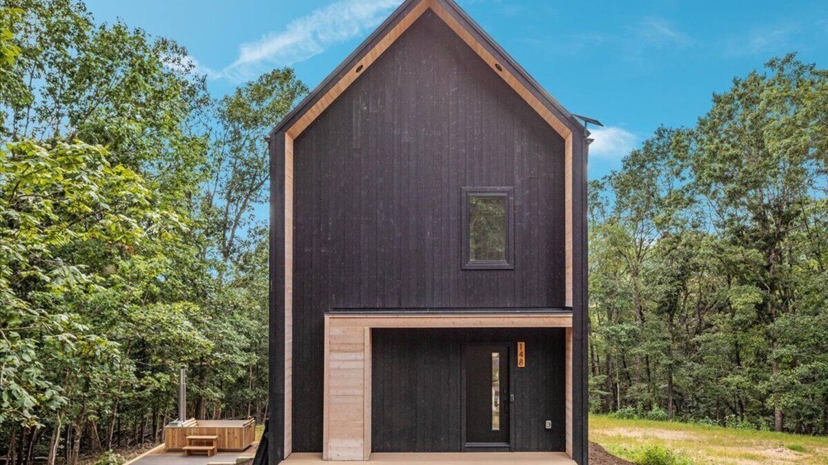 Rileyville Ski Chalet | Modern 2-Bedroom Scandanavian Style Chalet Near Shenandoah Natl Park w/Hot Tub