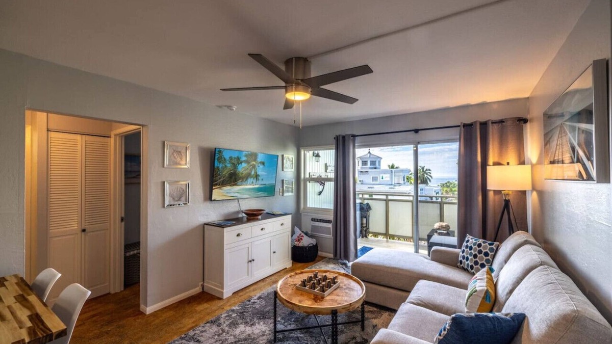Historic Kailua Village Apartment | Modern 2 Bedroom w/AC + Ocean View, Downtown
