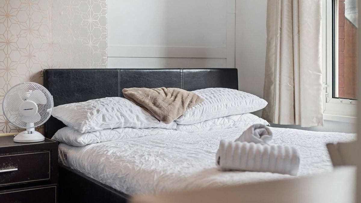 Leeds Apartment | Modern 2-BR w/Parking 9 min to City