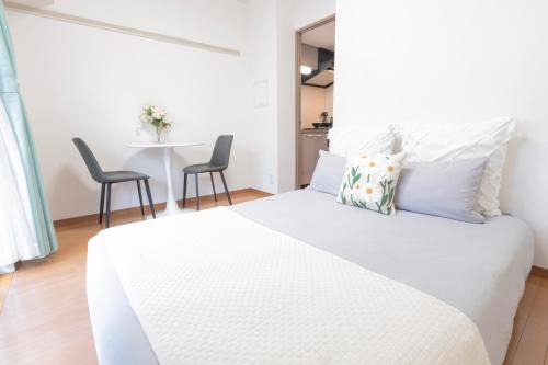 Chuo Apartment | Modern 2 Person Retreat in Nihonbashi - Steps from Kayabachō Subway & Tsukiji