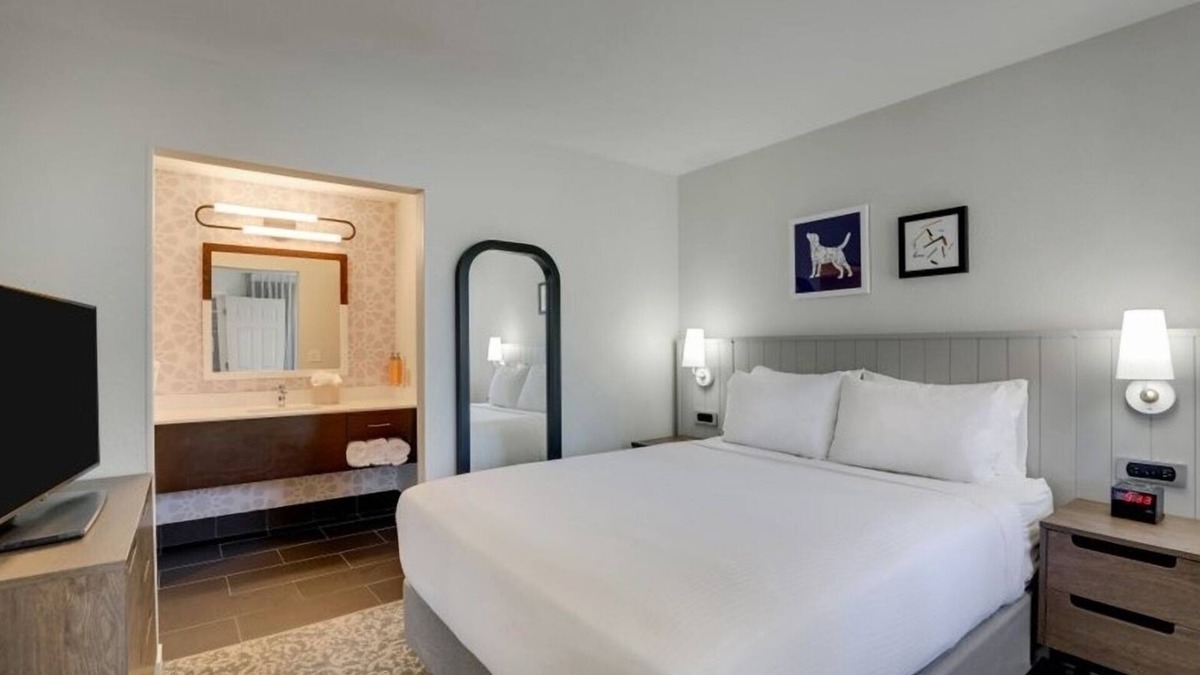 Sunnyvale Resort | Modern 2 Queen Unit with Kitchen, Fitness Center, Near 49ers Museum!