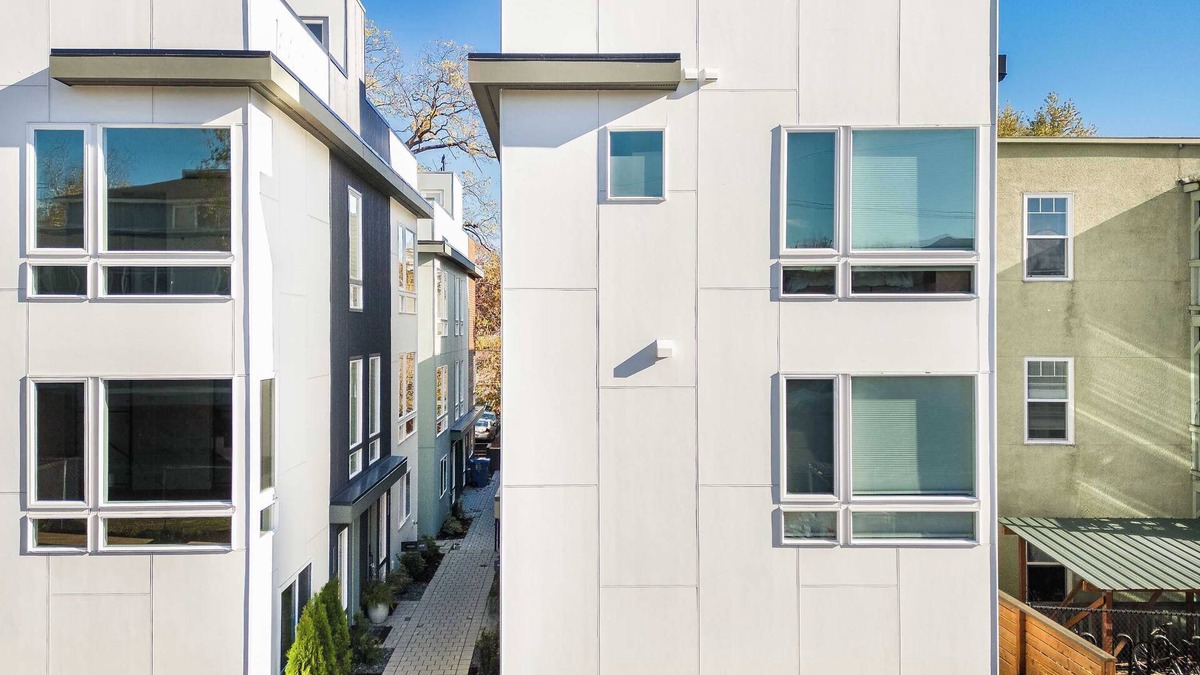 Squire Park House | Modern 2024-Built Townhome | Near Hospitals & DT