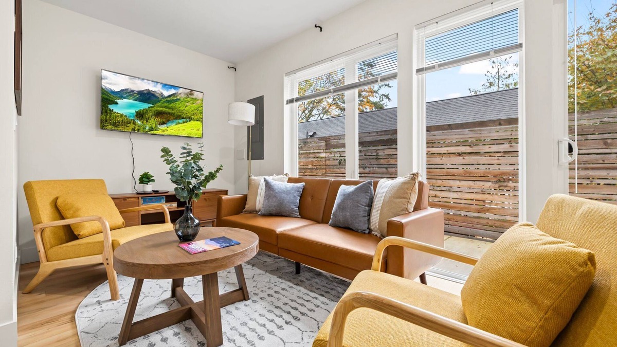 Fremont House | Modern 2B/1.5B Fremont House with Prime Walkability