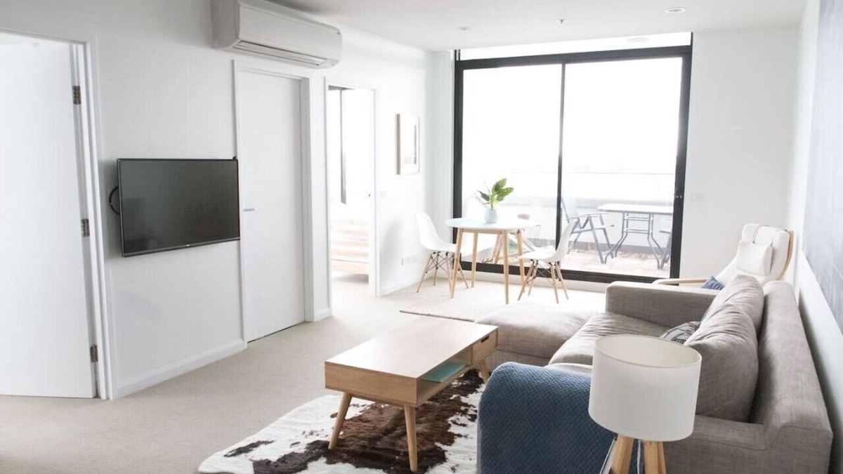 Northcote Apartment | Modern 2BD Apartment in Northcote! + Parking