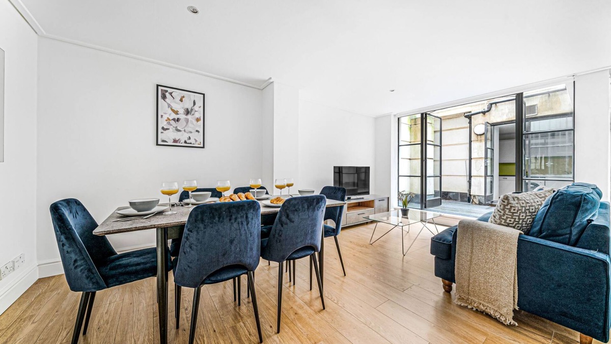 The City of London Apartment | Modern 2BR Apartment with Patio in the Heart of Holborn's Vibrant Neighborhood