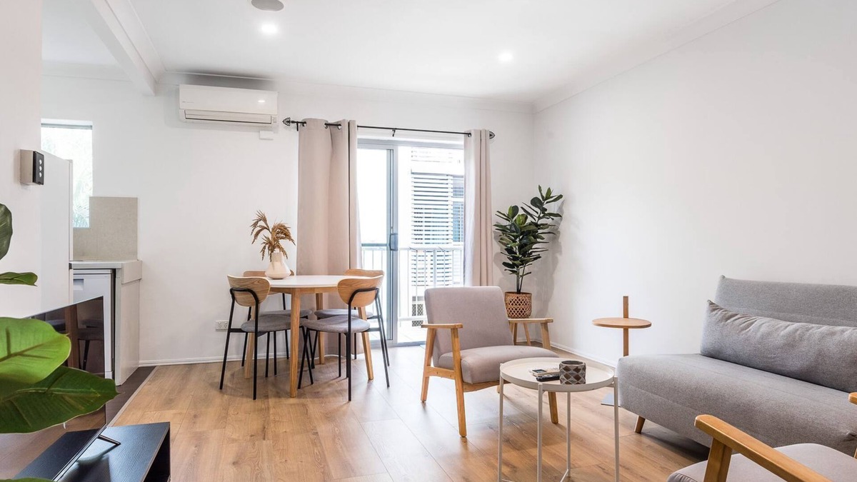 Hamilton Apartment | Modern 2BR Apartment Near Portside & Airport