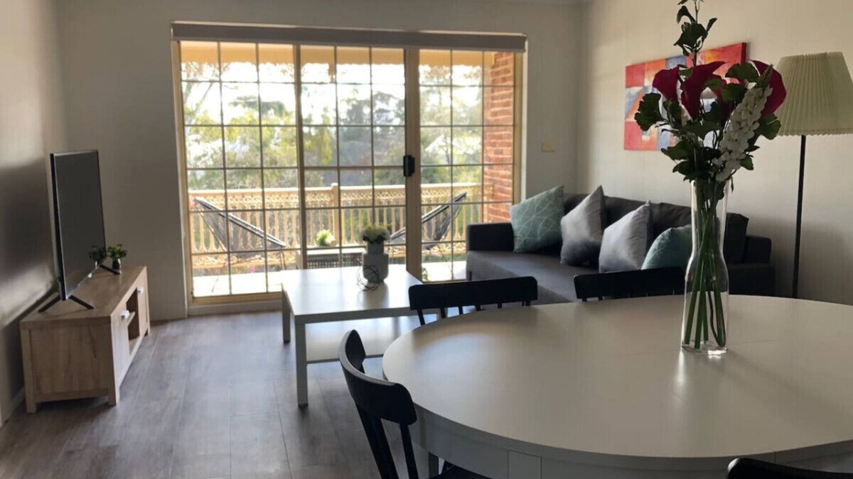 Manuka Apartment | Modern 2BR Apartment/Parking in Griffith