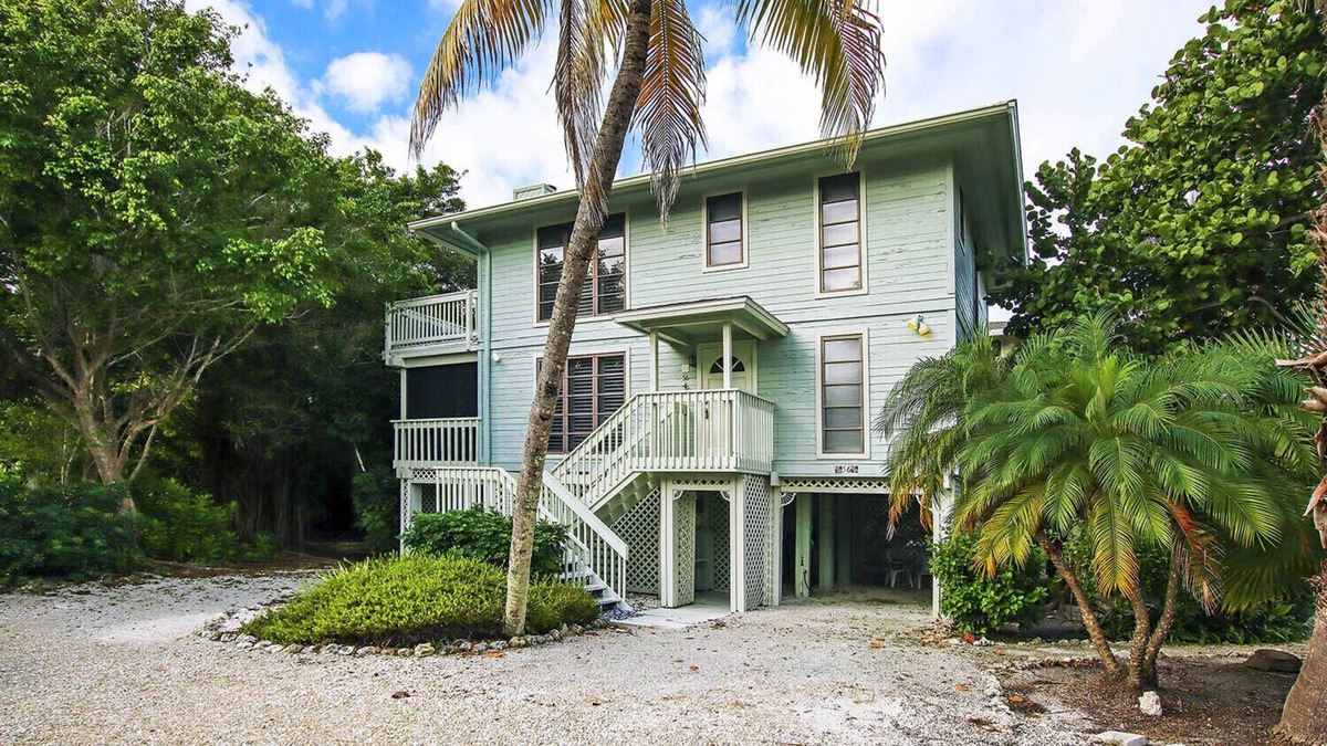Captiva House | Modern 2BR Home with Built-In Bunks & Steps to Beach and Village