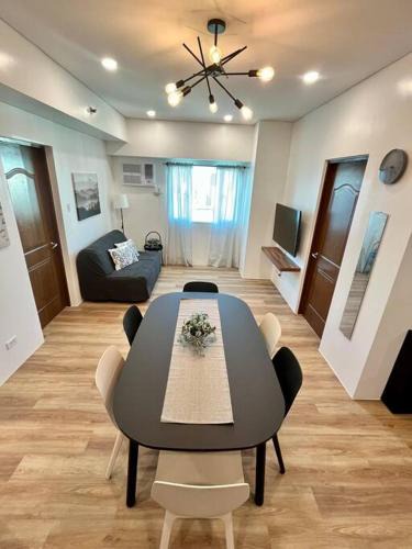 Pio del Pilar Apartment | Modern 2BR in Central Makati! Netflix Wi-Fi Pool