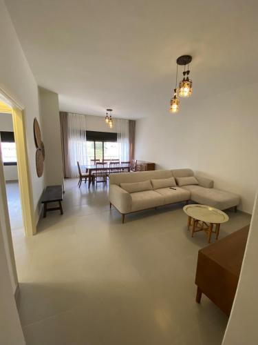 Al Abdali Apartment | Modern 2BR in Trendy Jabal AlWebdeh with View