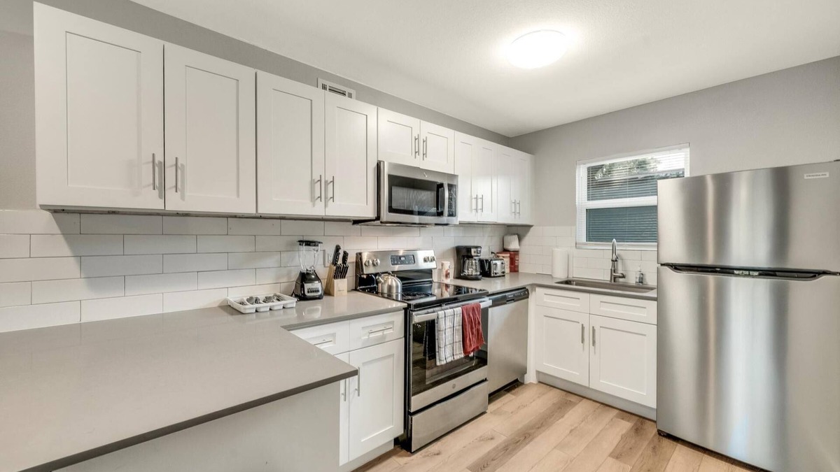 Hyde Park Apartment | Modern 2BR Near UT Hyde Park Evonify
